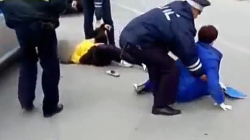 В Южно-Сахалинске пьяная школьница пыталась порезать себя на глазах у полицейских