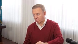 Мэр Сергей Надсадин вспомнил о детстве и поздравил сахалинских мам 