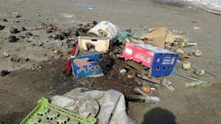 «Позор!»: мусорные кучи на городском пляже обнаружили сахалинцы