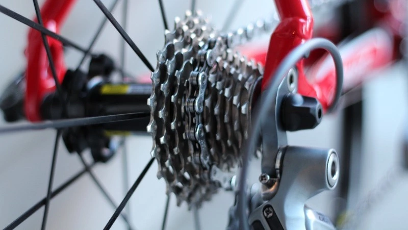 Пьяный парень украл из частного дома в Томари 3 дорогих велосипеда