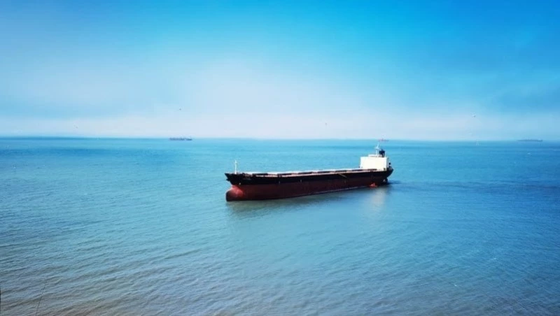 Непогода помешала осмотру севшего на мель у берегов Сахалина иностранного сухогруза