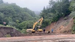 Проезд по автодороге аэропорт Шахтерск — Бошняково восстановлен после схода оползня