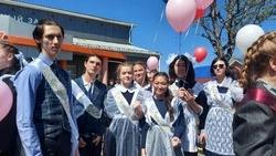 Больше 70 старшеклассников встретили последний звонок в Углегорском районе