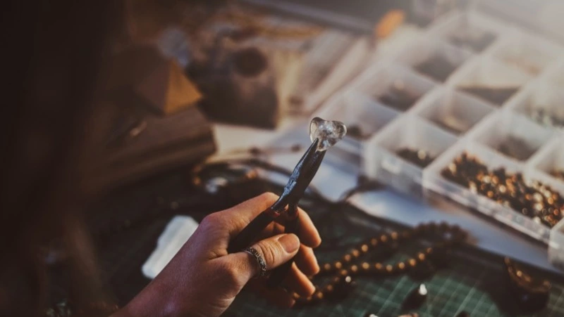 Парень украл у своей девушки украшения на сумму около 200 тысяч рублей на Сахалине