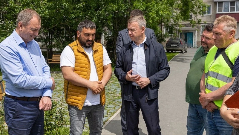Мэр Сергей Надсадин проверил выполнение поручений по ремонту двора на Сахалинской
