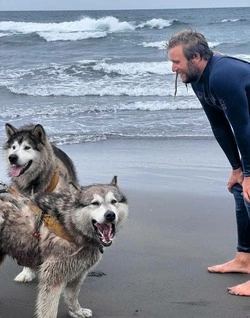 Известный серфер устроил заплыв на Курилах вместе с милыми хаски