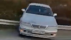 Автомобиль повис на леере после ДТП на окраине Южно-Сахалинска