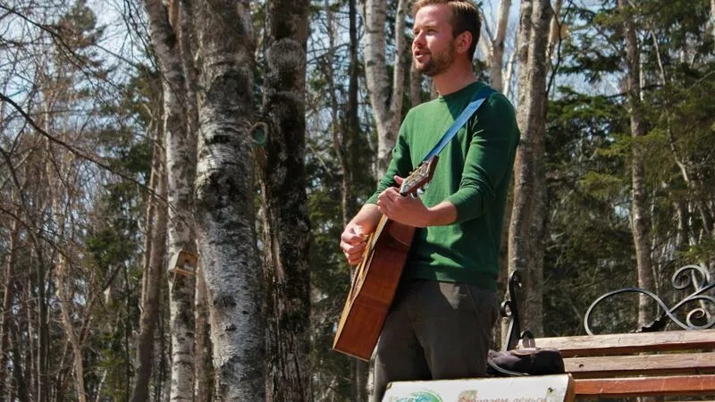 Сахалинские «Вольные музыканты» споют на улицах Питера во спасение больного ребенка