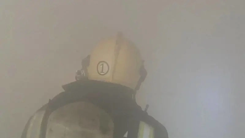 В Охе потушили пожар в расселенной пятиэтажке