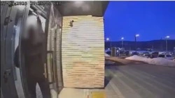 «Открыл подъезд для всех»: в ЖК «Уюн парк» неизвестный сломал домофон