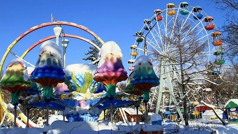 Театральные аллеи и ледяные фигуры: что готовит южно-сахалинский парк для посетителей зимой