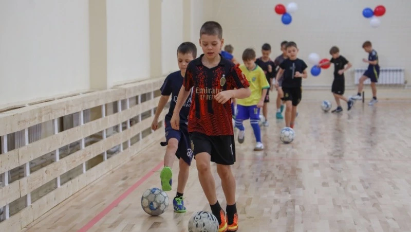 В селе Быков открыли обновленную спортшколу с дубовым паркетом и тренажерным залом