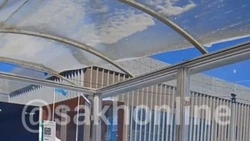 Крыша остановки у легкоатлетического манежа в Южно-Сахалинске угрожает прохожим