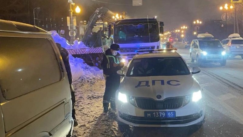 Два мешающих расчистке автомобиля эвакуировали в ночь на 1 февраля в Южно-Сахалинске