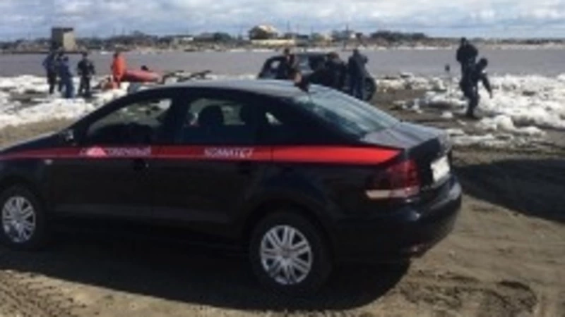 Расследование гибели людей, которых достали из утонувшего авто, начали в Поронайске