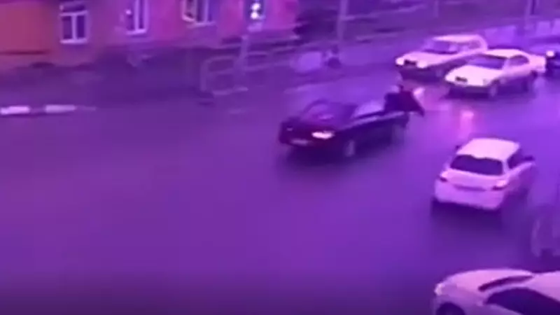 В Южно-Сахалинске иномарка вылетела на красный свет и снесла пешехода