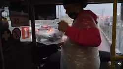 Сахалинский блогер стал человеком-антистресс и дал местным жителям себя «полопать»