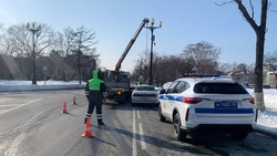Трех водителей, которые неправильно припарковались, оштрафовали на Сахалине и Курилах 26 февраля