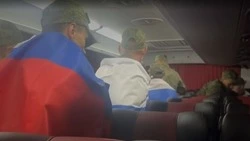 Военнослужащий вернулся из плена ВСУ к жене и ребенку на Сахалине