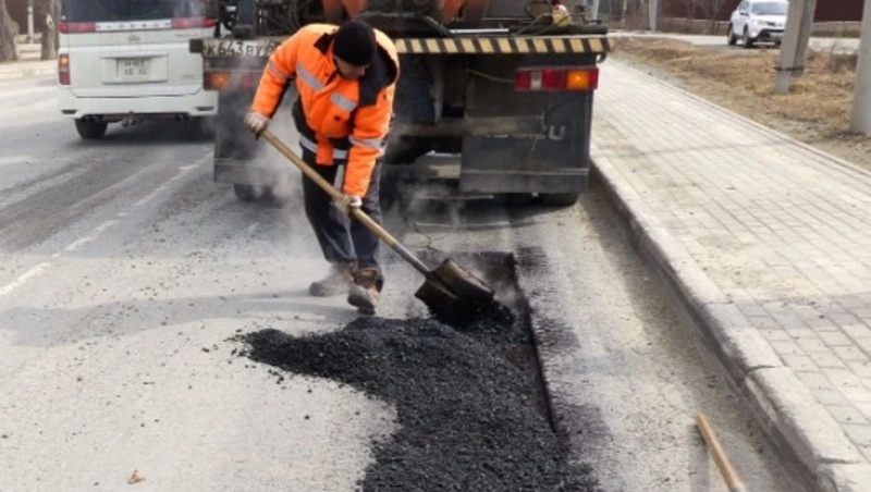 В Южно-Сахалинске продолжают ямочный ремонт дорог: к майским праздникам обновят центральные улицы
