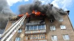 Пожарные потушили чердак жилого дома в Южно-Сахалинске