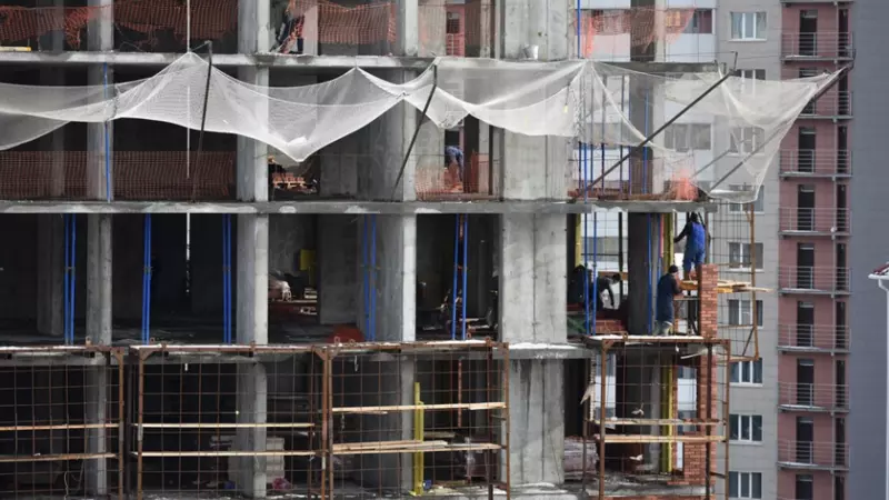 Сахалинец сорвался с 11-го этажа стройки. Пролетев пять этажей, он остался жив