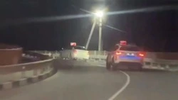 Пьяный бесправник остановил машину только после выстрела по колесам в Холмске 