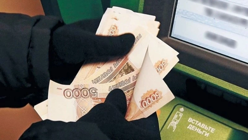 Жительница Южно-Сахалинска пойдет под суд за кражу забытых в банкомате денег