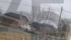 «Тойота» влетела в дорожный знак у пешеходного перехода в Троицком 