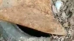 Открытый люк во дворе возмутил жителей столицы Сахалина