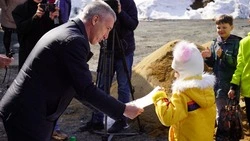 Ключи от новых квартир вручили переселенцам в селе Огоньки Анивского района 