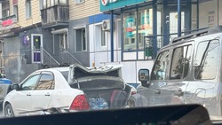 Пятничное «комбо»: житель Южно-Сахалинска заснял две аварии по пути на работу