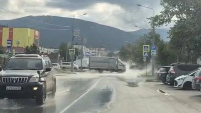 Улицу Емельянова затопило в Южно-Сахалинске из-за порыва на сетях СКК 