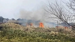 Курильские пожарные потушили огонь на  площади 200 кв. метров в частном секторе