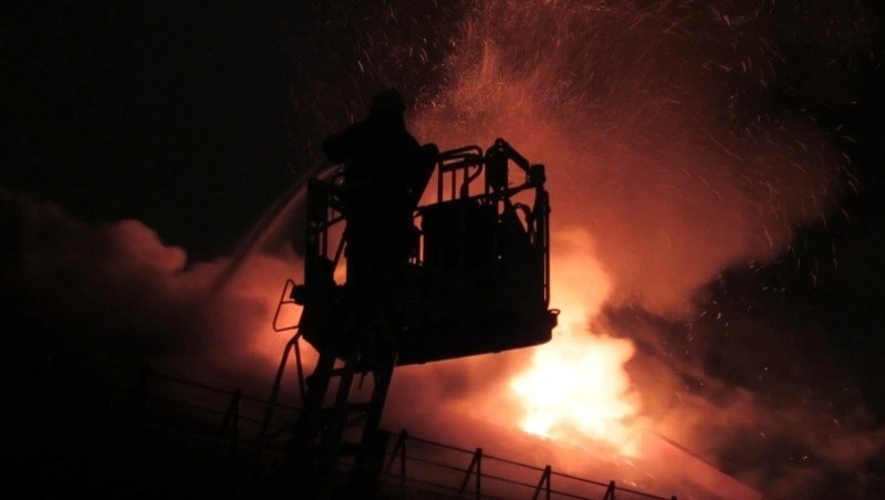  Пожарные потушили горящий дом в Тымовском 22 декабря