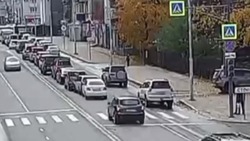 Водитель «подтолкнул» пробку на улице Ленина в Южно-Сахалинске