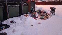 Куча мусора во дворе дома возмутила жителей Тымовского