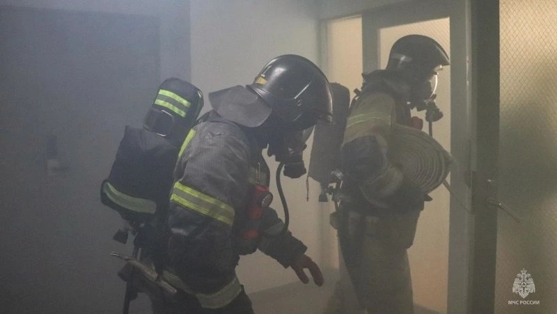 Велосипед загорелся на лестничной площадке дома в Холмске