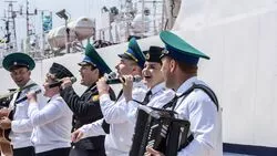 Сахалинские пограничники споют на Курилах