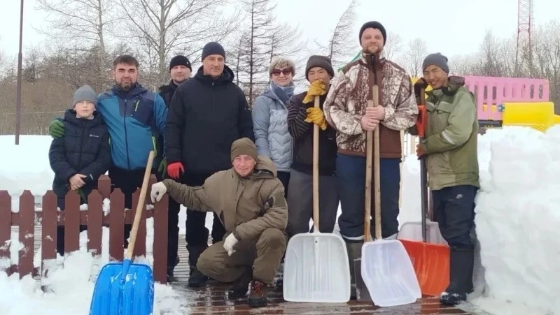 Активисты и жители Ногликского района расчистили от снега площадку для детей
