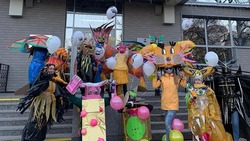 Художники из Владивостока устроили карнавал в костюмах из отходов в центре Южно-Сахалинска