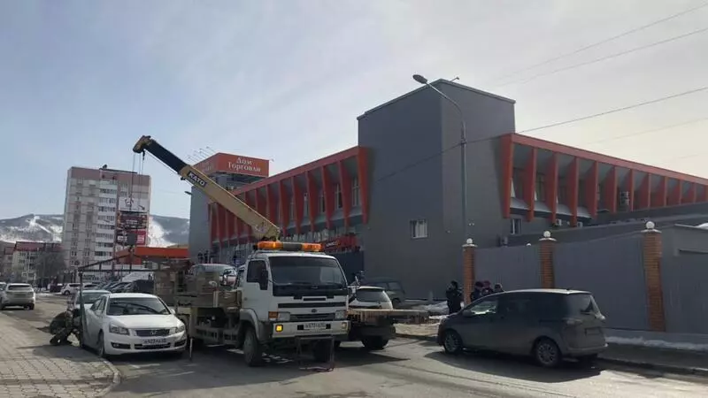 В столице Сахалина эвакуируют автомобили