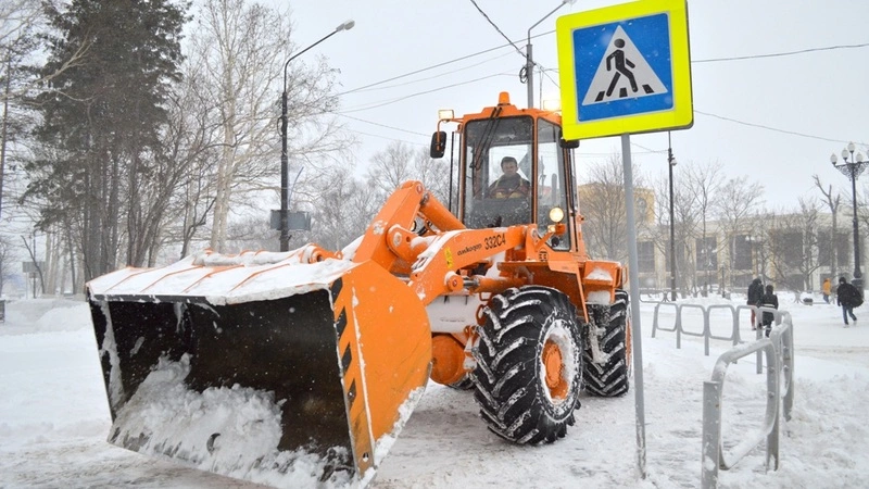 На улицы Южно-Сахалинска вышло сто единиц техники