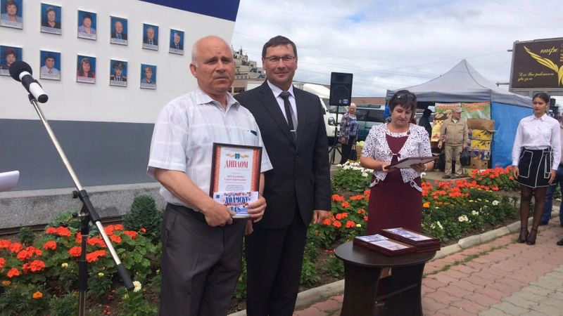 На Холмской Доске Почета появились спортсмены, лидеры предприятий и учителя