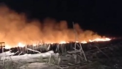 Огромный пожар вспыхнул в Поронайском районе во время рыбалки на мойву 3 июня