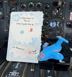 Маленькая пассажирка «Авроры» растрогала экипаж самодельным подарком