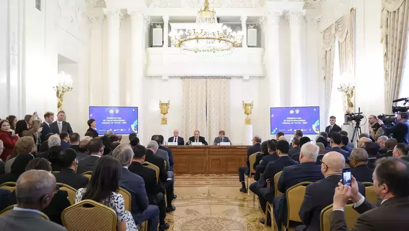 Иностранным дипломатам презентовали программу Международного фестиваля молодежи