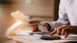 Путин подписал закон о компенсации за задержку заработной платы 