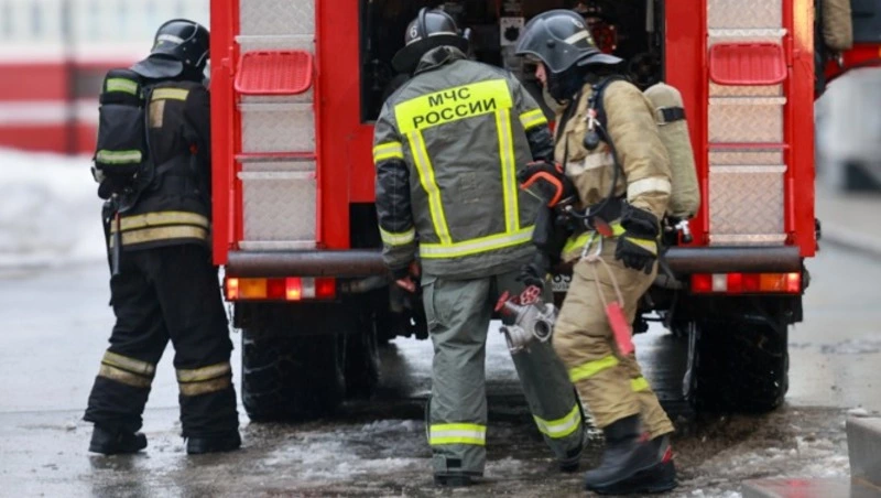 Грузовик и легковушка полыхали на Сахалине 15 декабря