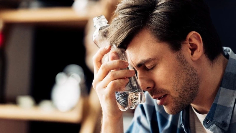 Врач назвал правильный способ избавления от похмелья после новогодних праздников